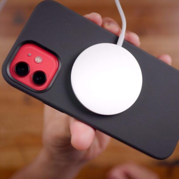Apple патентует новый магнитный разъем, который может заменить порт Lightning на iPhone (iphone 12 magsafe up close)