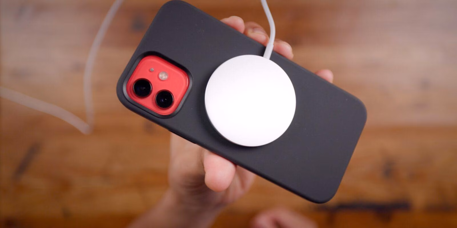 Apple патентует новый магнитный разъем, который может заменить порт Lightning на iPhone 2 iphone 12 magsafe up close