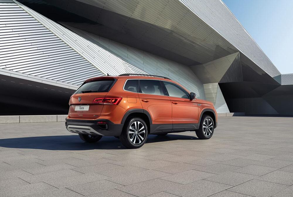 Красный Volkswagen Taos: внедорожник показан сзади и сбоку