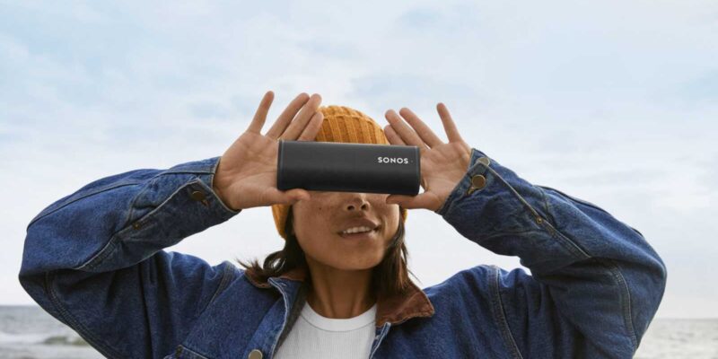 Sonos выпустила Roam — ультрапортативную умную колонку (lifestyle 2 black scaled)
