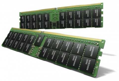 Модуль DDR5 объемом 512 ГБ от Samsung, изображен со стороны контактов и чипами памяти