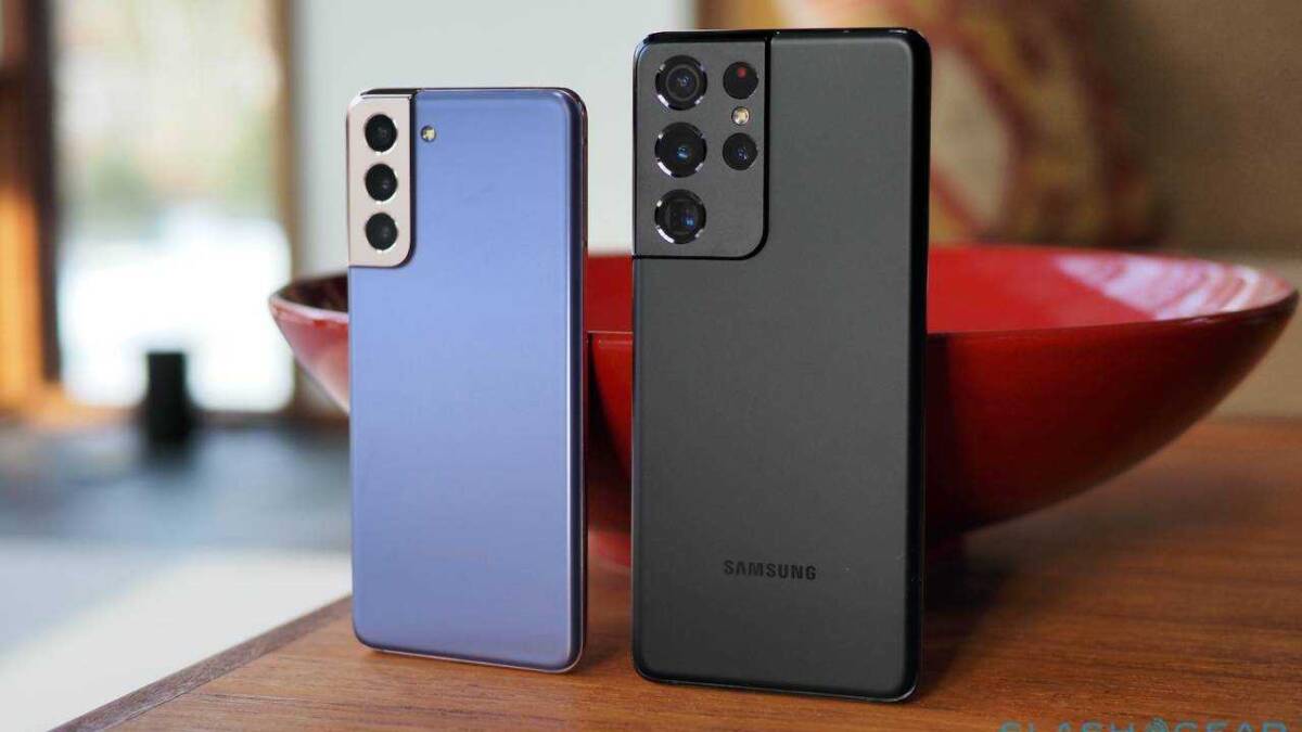 Два смартфона Samsung Galaxy S21 Ultra с четырьмя и тремя камерами сзади на деревянной поверхности