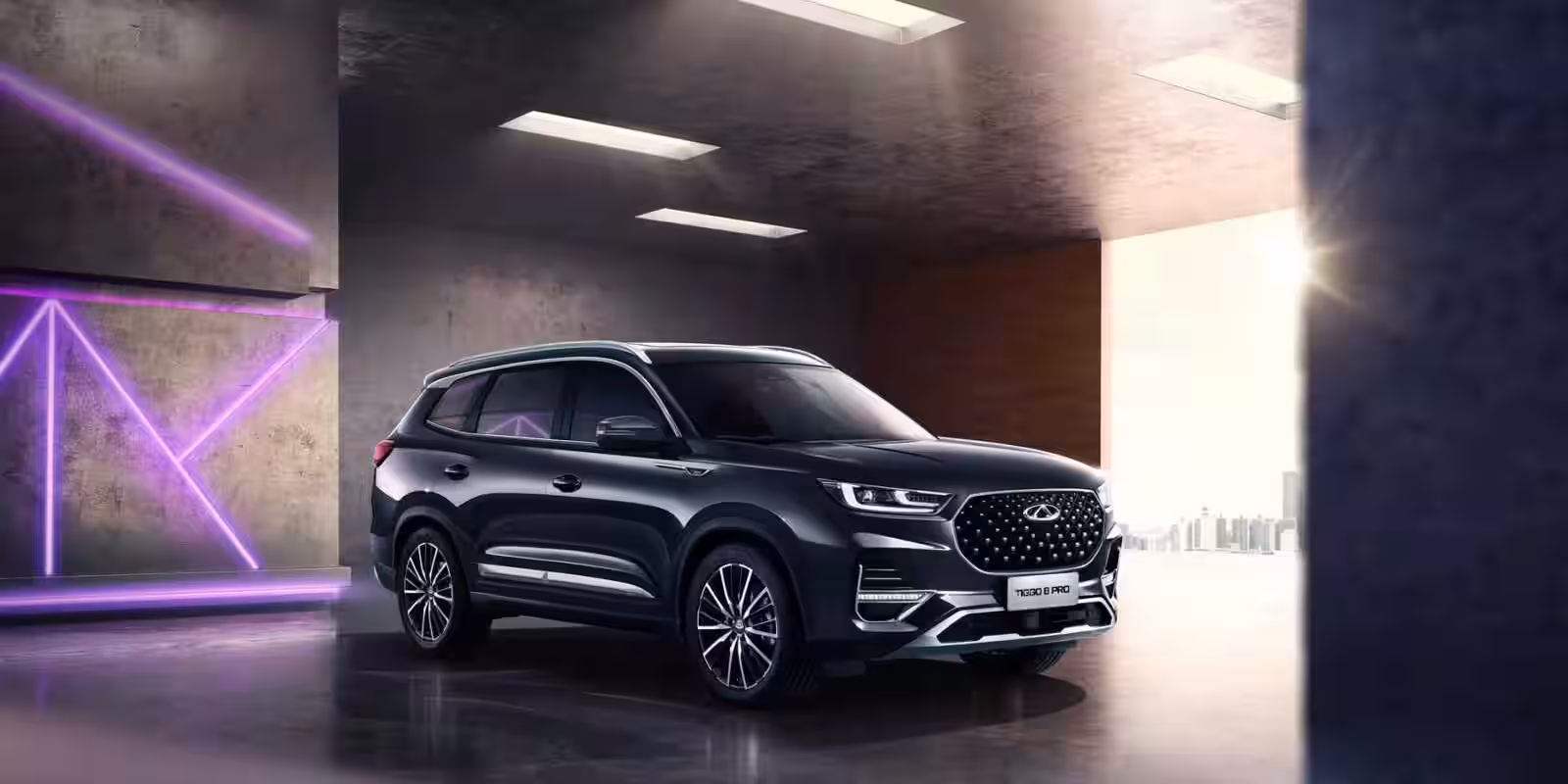 Черный кроссовер Chery Tiggo 8 Pro на парковке в России, презентационный городской фон