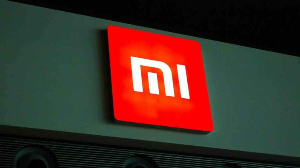 Знак Xiaomi с красным фоном и белым логотипом компании на вывеске