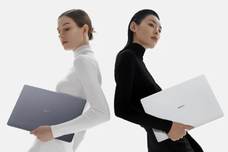 Две женщины с ноутбуками Xiaomi Mi Laptop Pro в руках