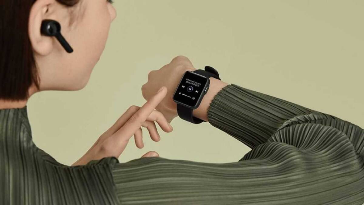 Умные часы Xiaomi Mi Watch Lite получили новые функции 5 Женщина использует умные часы Xiaomi Mi Watch Lite с интерфейсом воспроизведения музыки