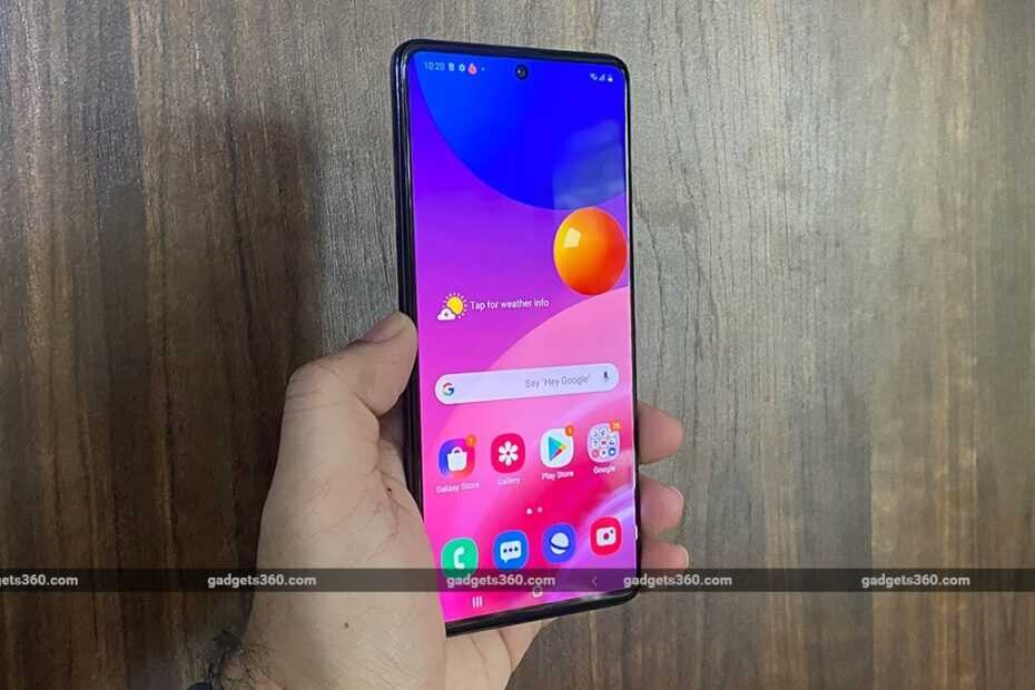 Samsung Galaxy M42 в руке демонстрированный экран интерфейса