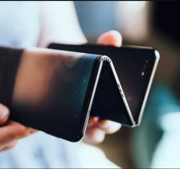 Samsung может работать над новым крутым складным телефоном (1618817007 tcl zigzag foldable phone prototype 1000x566 1)