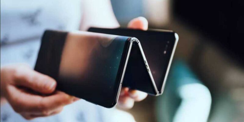 Samsung может работать над новым крутым складным телефоном (1618817007 tcl zigzag foldable phone prototype 1000x566 1)