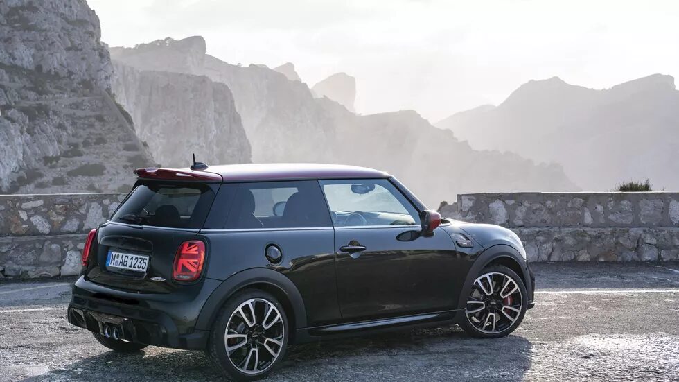 Mini обновляет Cooper JCW к 2022 году 7 2022 mini hardtop jcw 11