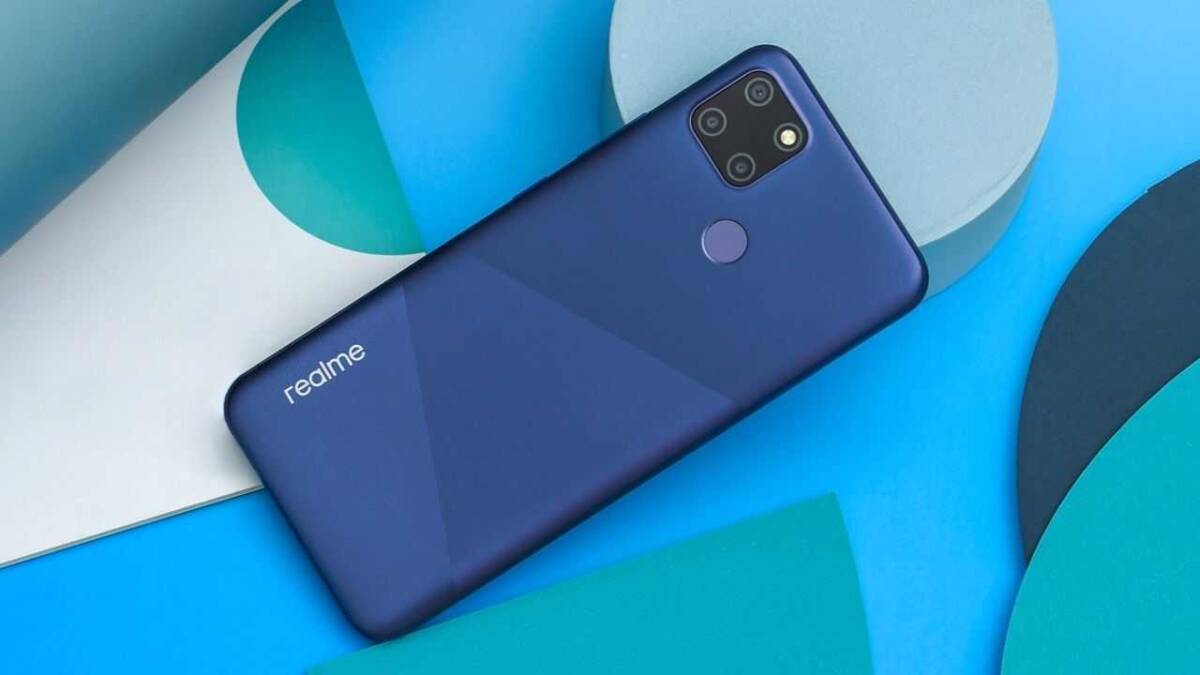 Смартфон Realme с тремя камерами сзади и сканером отпечатков