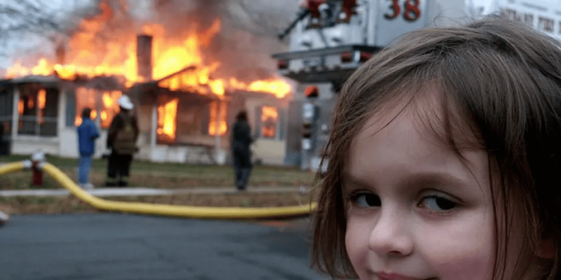 Девочка на фоне горящего дома. Популярный мем продали на NFT-аукционе за $500 000 (349763 83097 4430b431ff p.0)