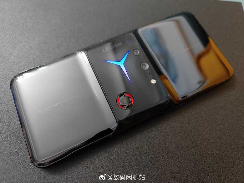 OPPO Reno15 Pro и Watch S на белом столе