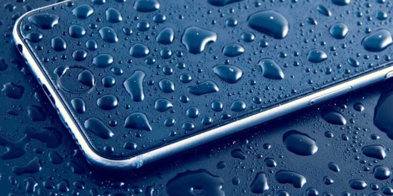 Apple судится из-за проблем с гарантией iPhone и защитой от влаги (41612 80697 iphone water xl)