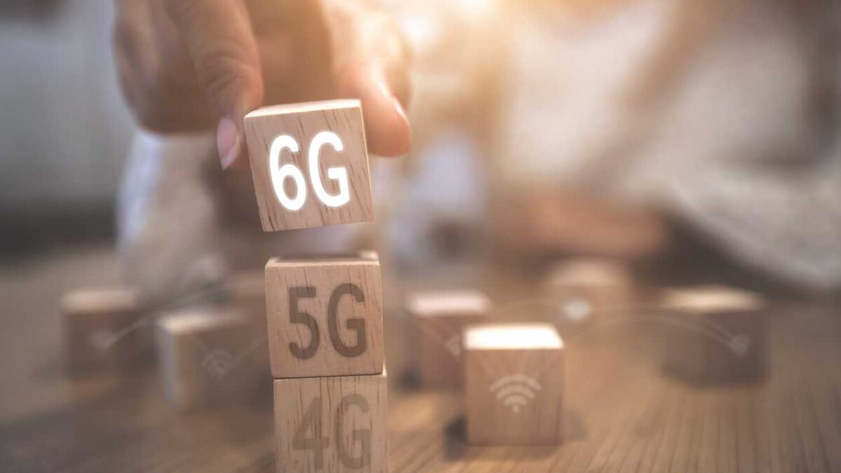 Деревянные кубики с надписями 5G 6G и Wi-Fi изображены на столе