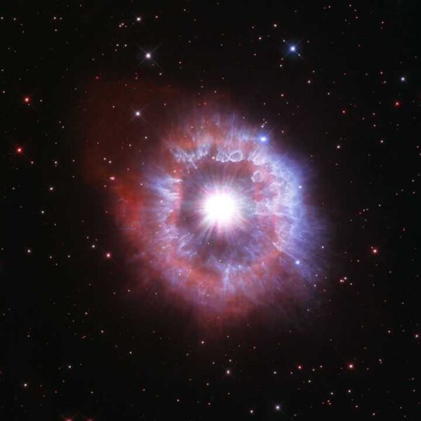 Телескоп Хаббл поделился фотографией одной из самых ярких звезд Млечного Пути (ag carinae)