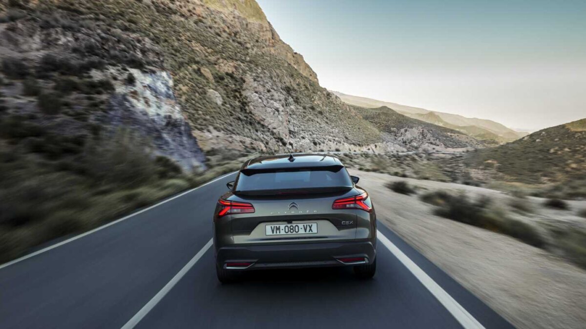 Citroen выпустила новый гибридный автомобиль C5X 12 cl 21.009.018