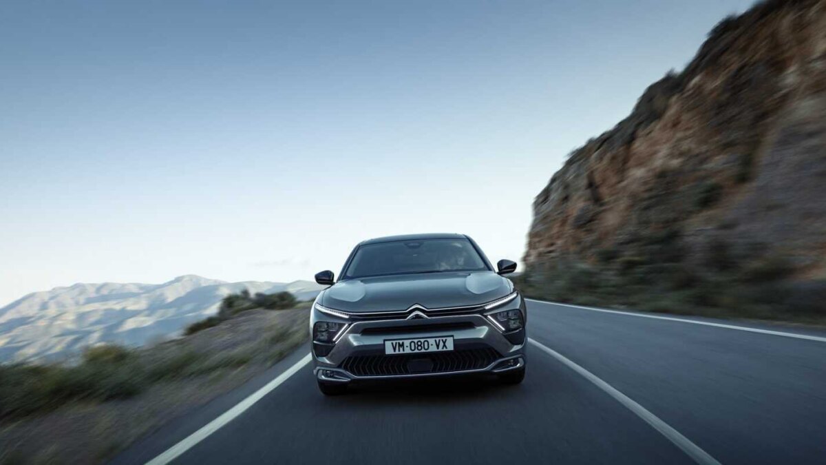 Citroen выпустила новый гибридный автомобиль C5X 13 cl 21.009.019