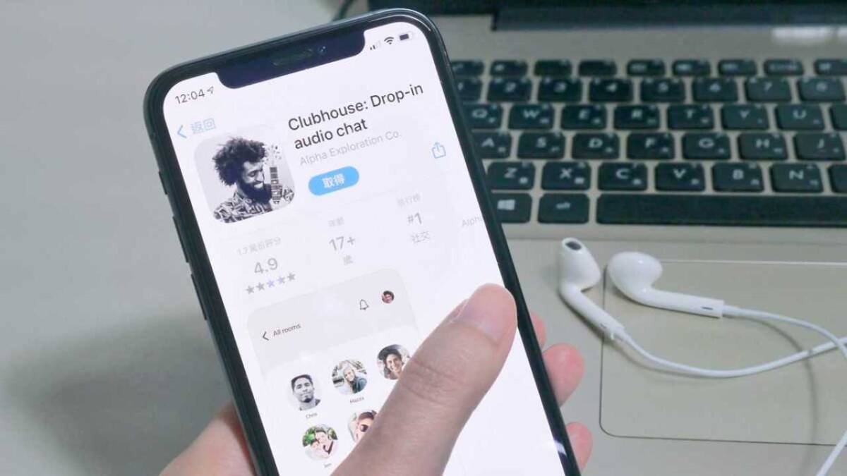 Популярность Clubhouse упала 5 Экран смартфона с приложением Clubhouse и наушники на столе