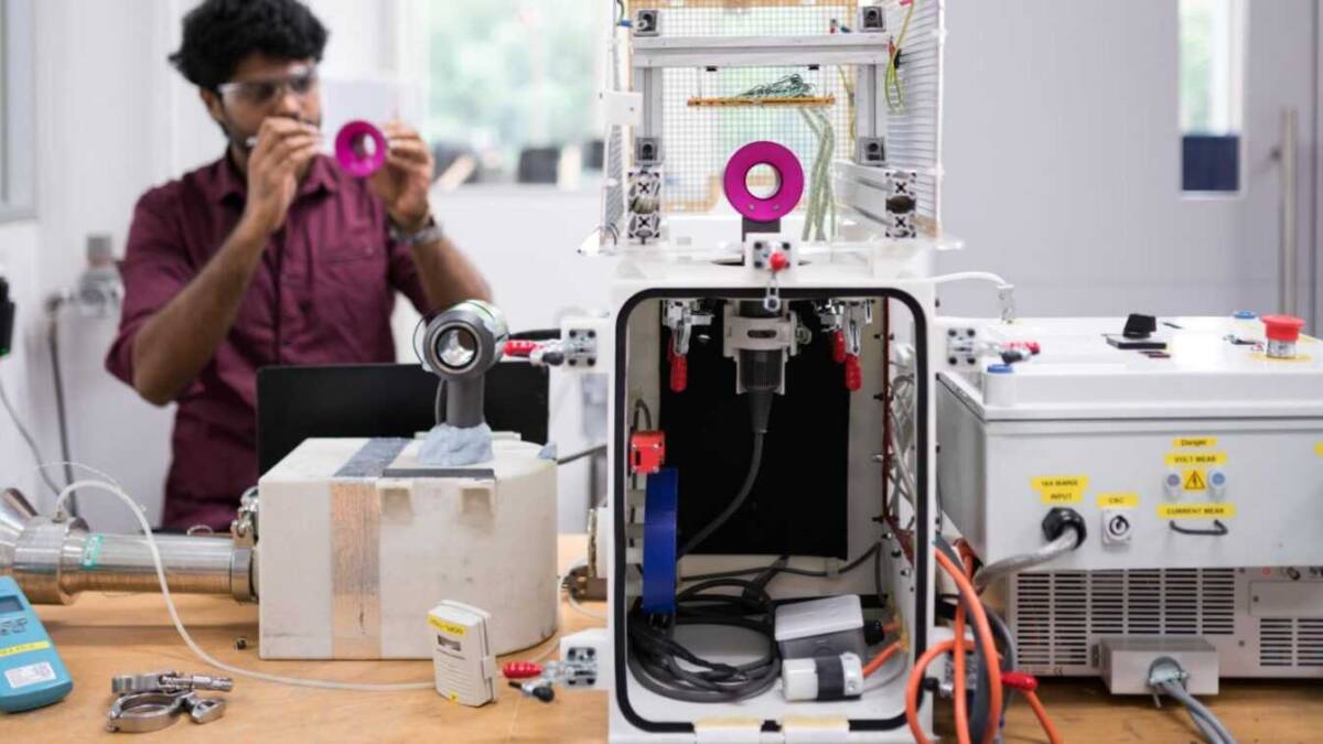 Почему пылесосы Dyson стоят своих денег. Интервью с Шэрон Яп, главой отдела развития технологий Dyson 13 Рабочая установка исследовательского оборудования Dyson с электронными компонентами