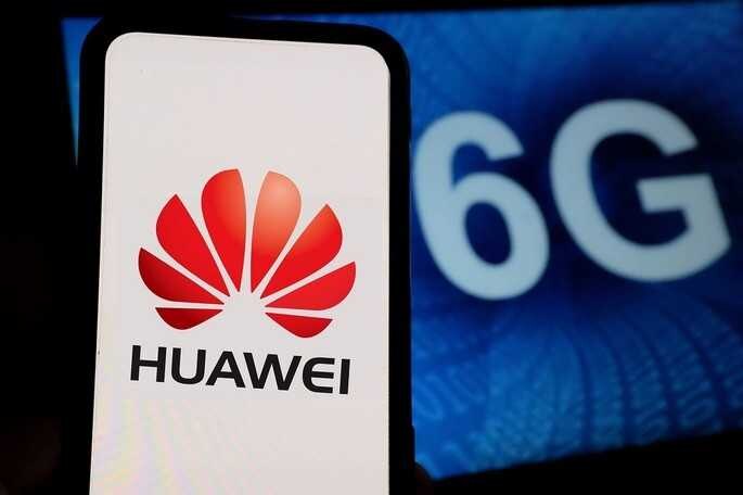 Смартфон Huawei с логотипом на экране и надписью 6G на фоне