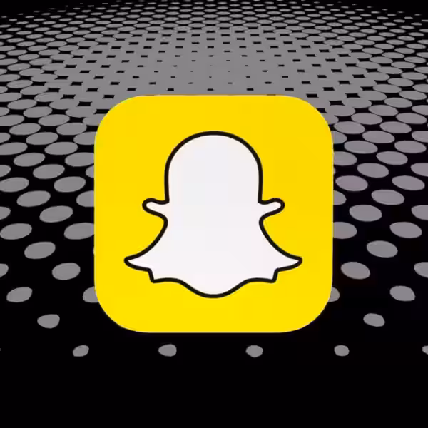 Логотип Snapchat на черном фоне с чередующимися серыми кругами