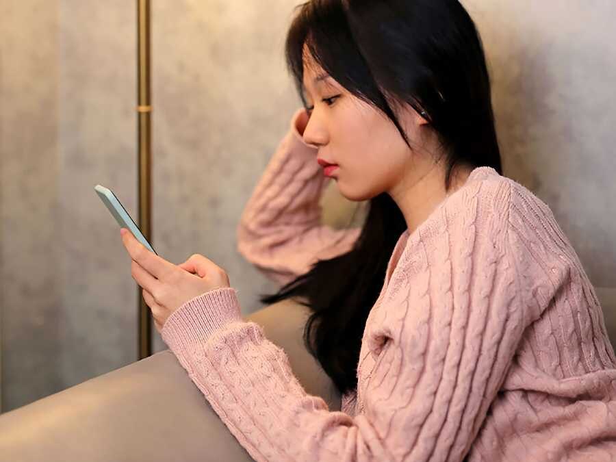 Женщина читает на компактной электронной книге Xiaomi Inkpalm 5 Mini