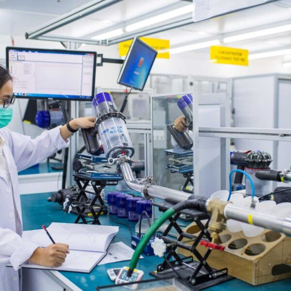 Dyson инвестирует 2,7 млрд в исследование новых технологий (malaysia mdc no loss of suction lab february 2020 image scaled)