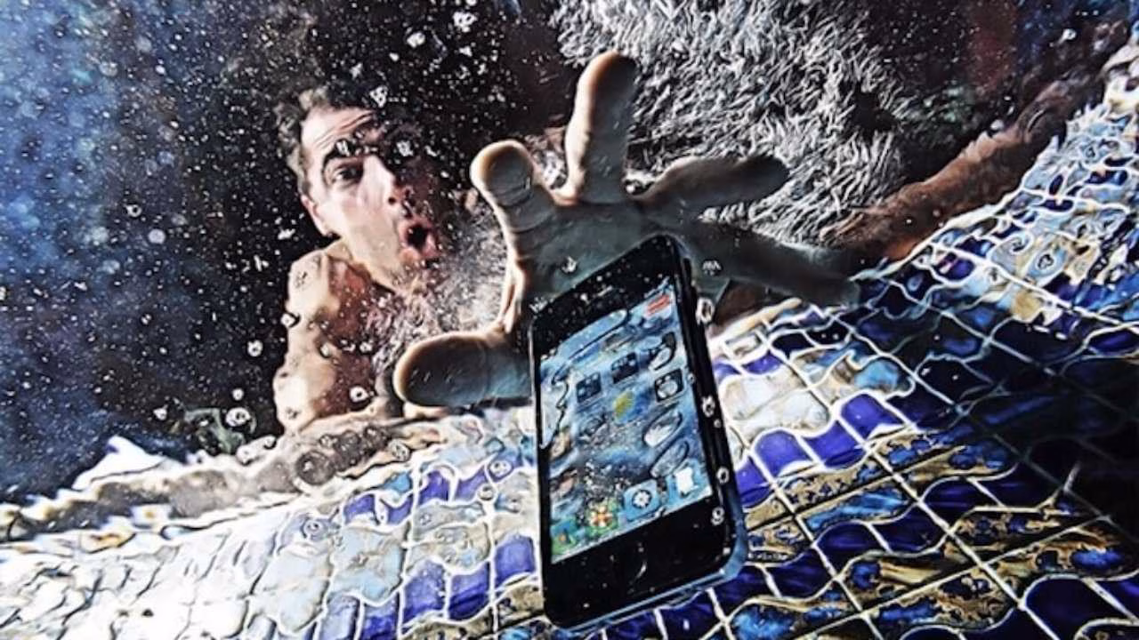 Нужна ли флагманскому смартфону защита от воды? Результаты опроса 4 phone in water 01 1280x720 1