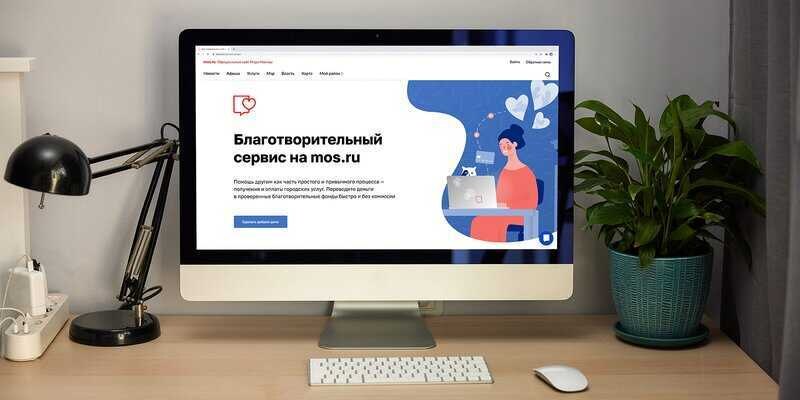 Рабочий стол с iMac и периферийными устройствами, настольный компьютер у окна