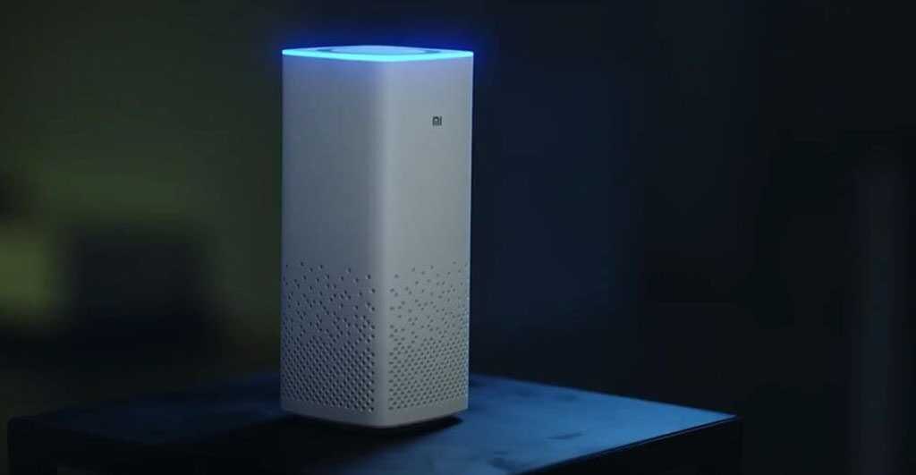 Умная колонка Xiaomi Mi AI Speaker с голубой подсветкой сверху