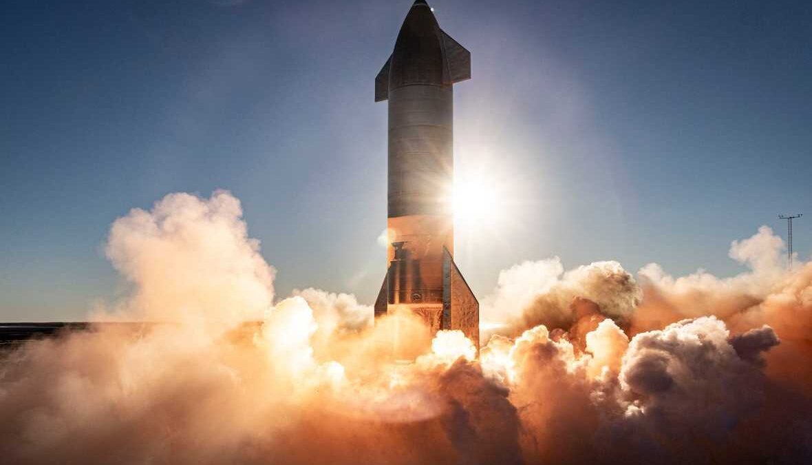 Ракета Starship на старте с запускной площадки в Техасе