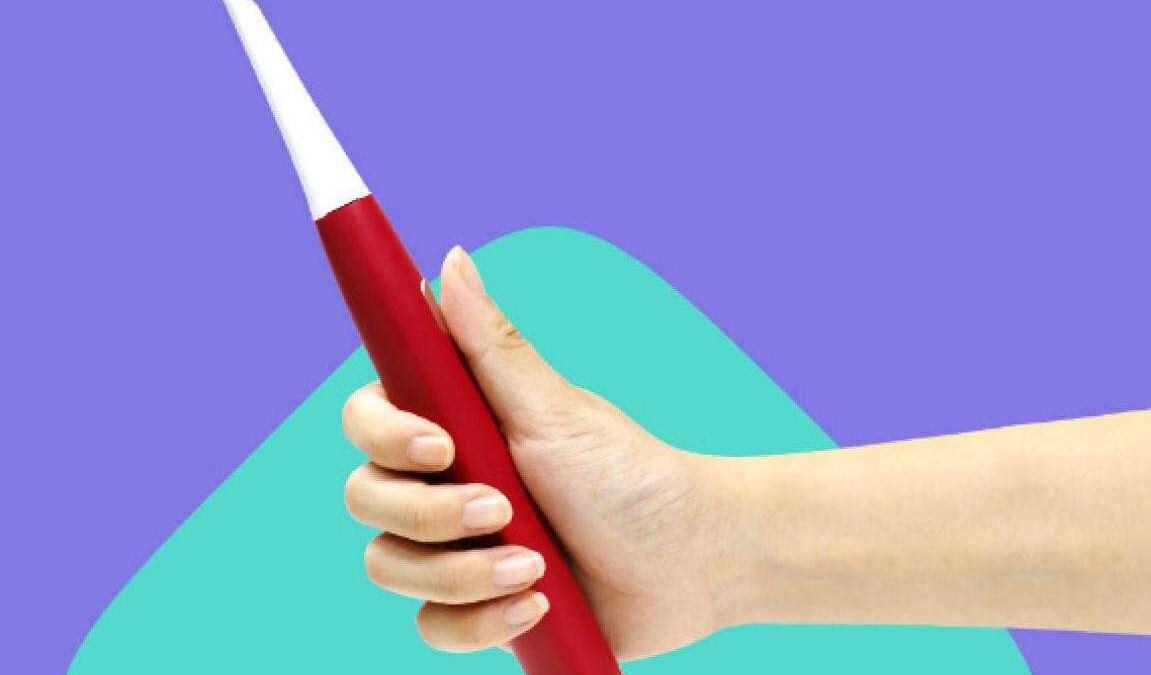 Рука держит электробактерию для зубных щеток Xiaomi Dr Bei