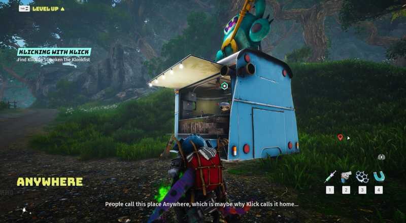 Трофейный трейлер в лесу перед зеленью и деревьями