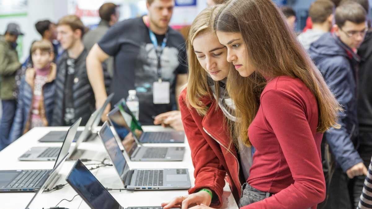 Покупатели в офлайн-магазине Acer выбирают ноутбуки на витрине в России