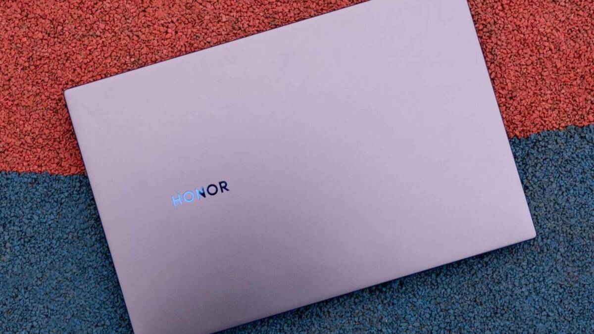 Honor выпустила новые версии ноутбуков MagicBook X 14 и MagicBook X 15 5 Боковая сторона ноутбука Honor MagicBook X 14 на стеклянном полусреднем покрытии