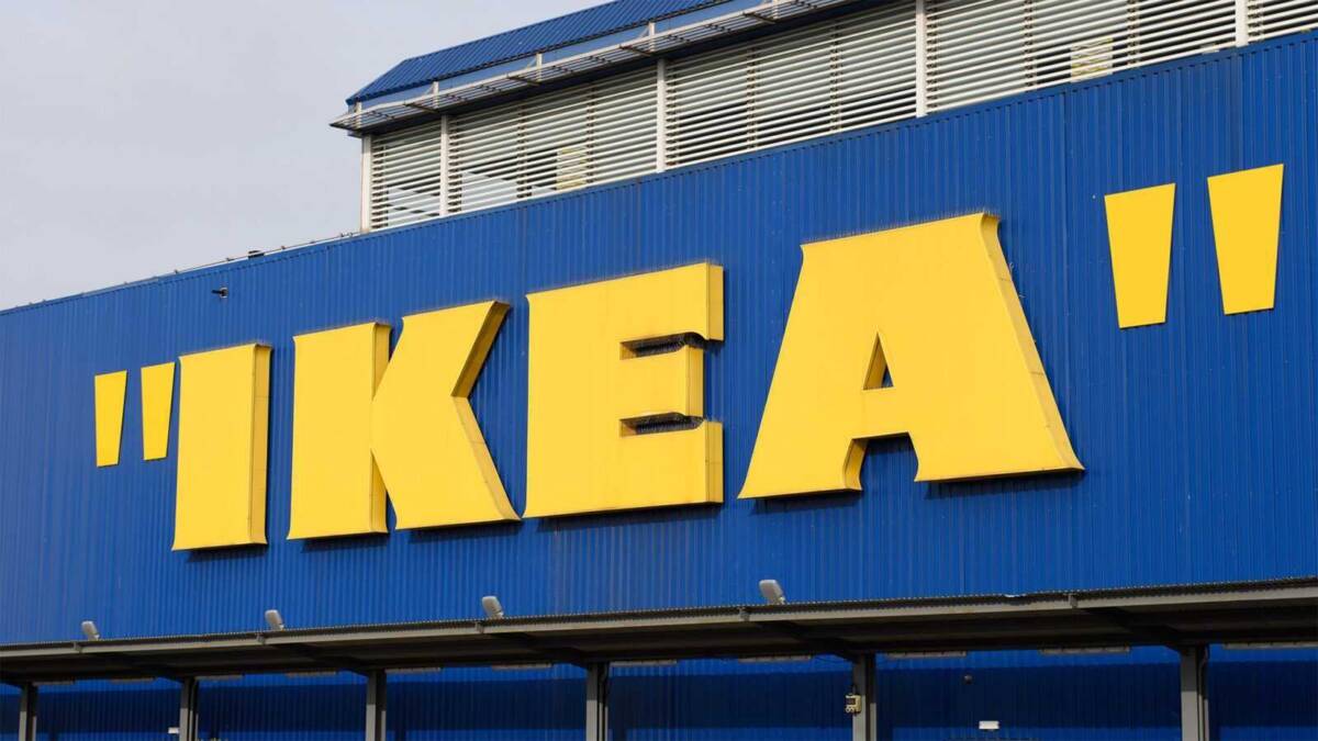 Фасад здания IKEA с яркой желтой вывеской на синем фоне