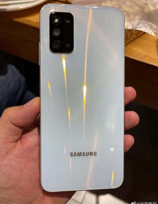Задняя панель Samsung Galaxy F52 с четырьмя камерами