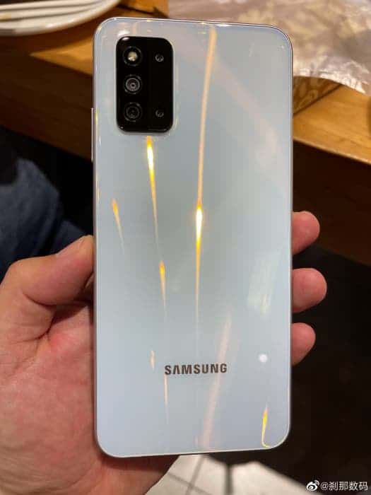 В сеть опубликовали живые фото смартфона Samsung Galaxy F52 ()