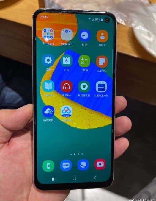 Смартфон Samsung Galaxy F52 с ярким экраном и интерфейсом