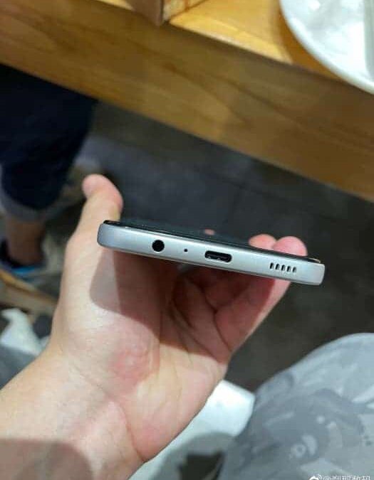 Верхний торец смартфона Samsung Galaxy F52 с разъемом для наушников и вентиляторами стереозвука