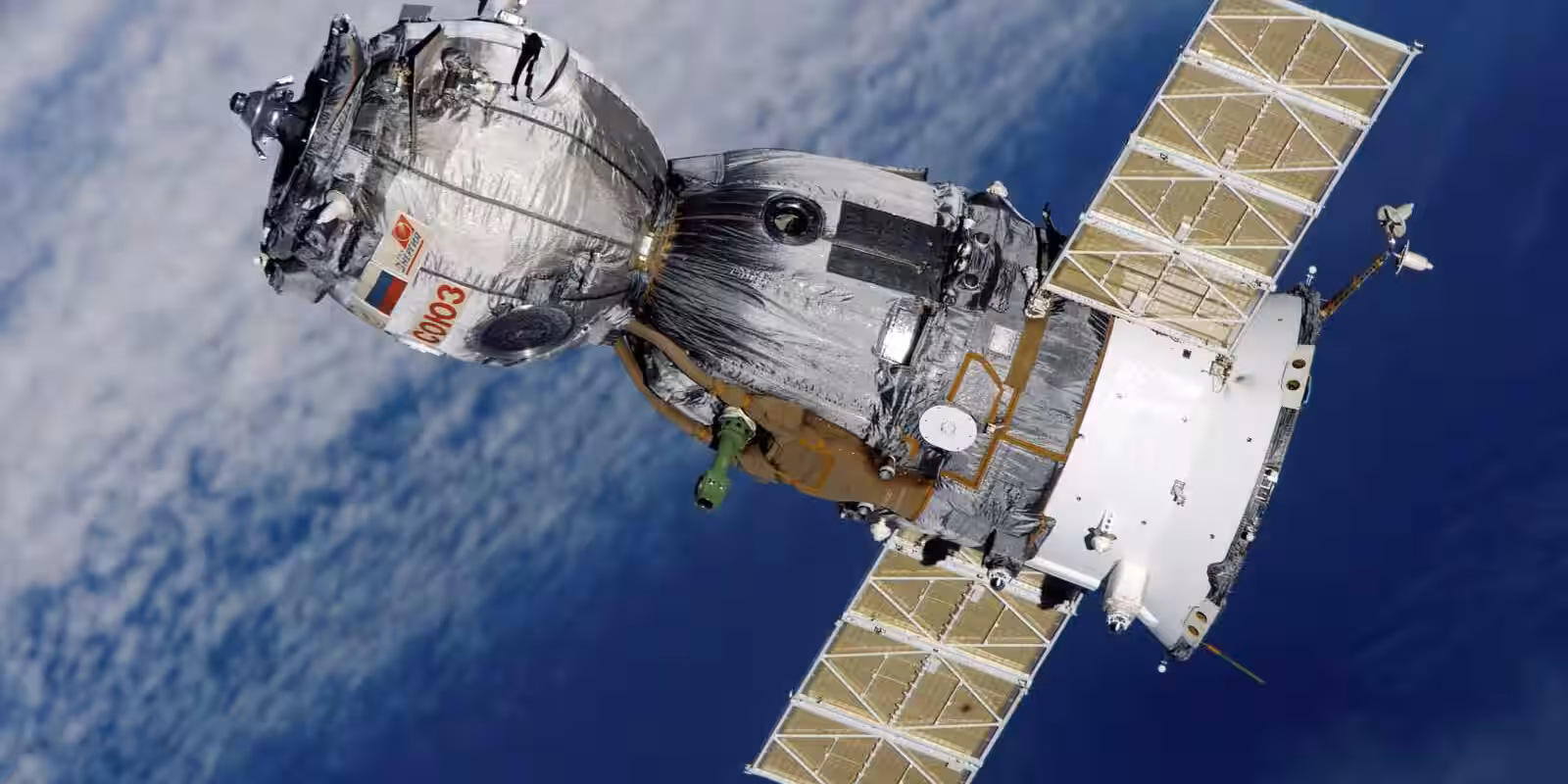 Космический корабль «Союз» на орбите: вид Земли на заднем плане