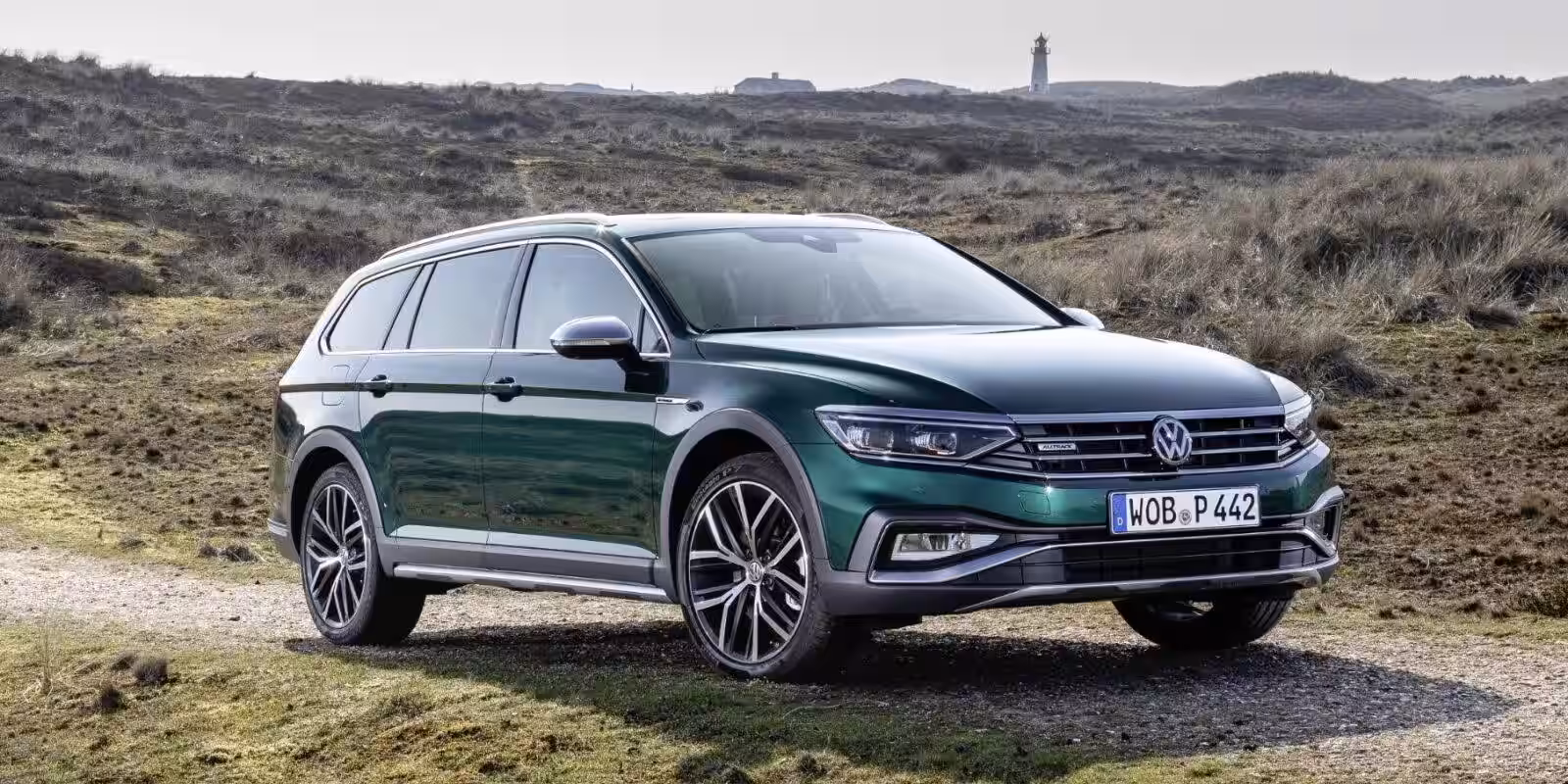 Зеленый Volkswagen Passat Alltrack на природном фоне