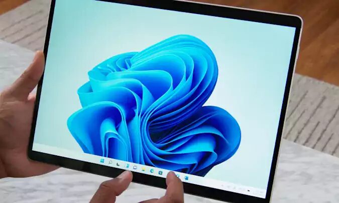 Планшет с открытым экраном Windows 11 и интерфейсом