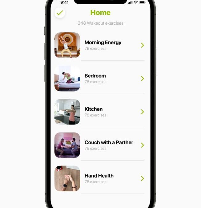 Экран iPhone с приложением для упражнений по боксу и йоге