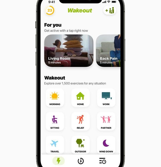 Экран мобильного приложения Wakeout на iPhone с разделами упражнений