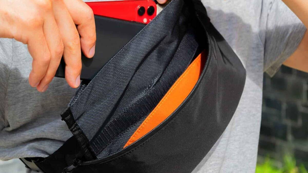 Обзор сумки Velter с клеткой Фарадея: блокирует все сигналы гаджетов 19 Рука держит сумку Velter с клеткой Фарадея, блокировка сигналов гаджетов в обзоре