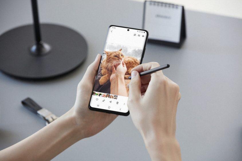 Смартфон Samsung Galaxy S22 с цифровым пером и фотографией кота