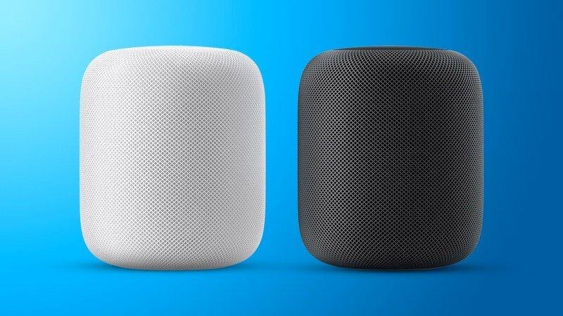 Две колонки Apple HomePod в черном и белом цвете на синем фоне