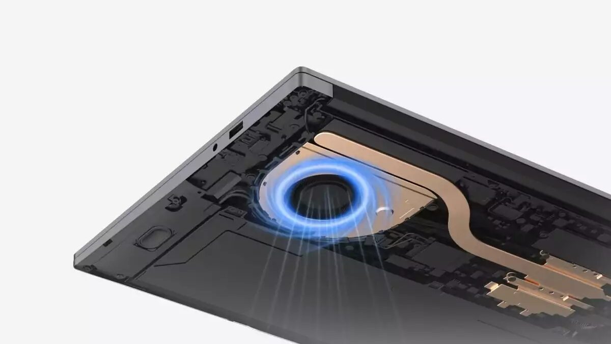 Вид на внутренний компонент ноутбука Honor MagicBook X с охлаждением и материнской платой
